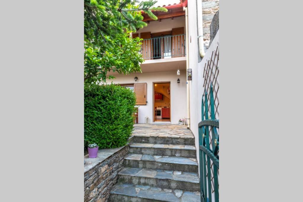 Small House With Garden & View Promirion Exterior photo